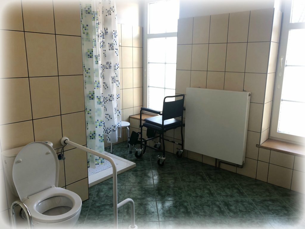 Centrum rehabilitacji geriatrycznej Pałacyk Villa Mick w Parowej - łazienka przystosowana dla osób niepełnosprawnych.