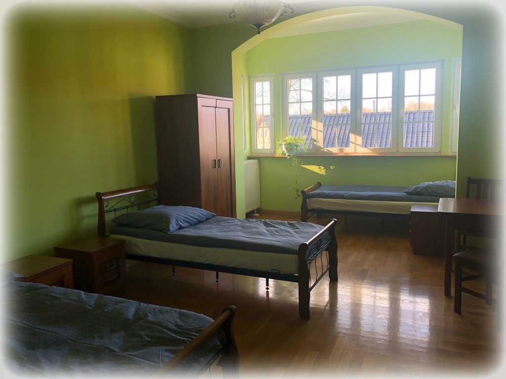 Pokój trzyosobowy w centrum rehabilitacji geriatrycznej Pałacyk Villa Mick w Parowej.